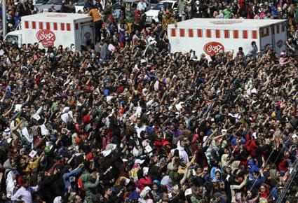 إيراني يحاول دخول "غينيس" من خلال أكبر طبق مثلجات في العالم